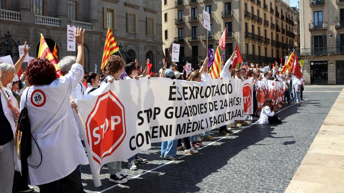 La protesta dels metges, davant de la seu de la Generalitat.