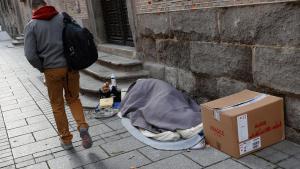 Una persona sin hogar en Madrid.