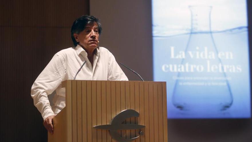 López-Otín durante la presentación de su libro &#039;La vida en Cuatro Letras&#039; en Zaragoza