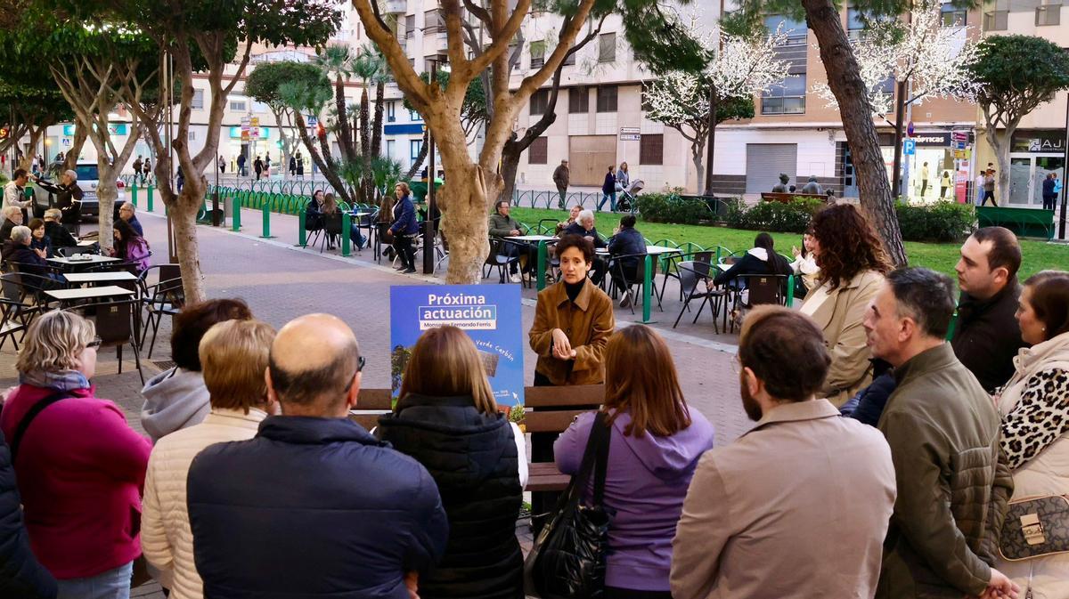 La alcaldesa de Onda, Carmina Ballester, se ha reunido con los vecinos de la zona dentro de la campaña de participación ciudadana.