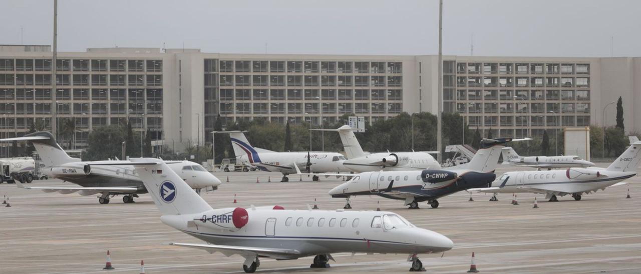 Aviones privados aparcados en el aeropuerto de Palma.