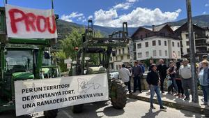 Nueva protesta de ganaderos contra el oso en el Pirineo con un corte en la C-13 en Sort