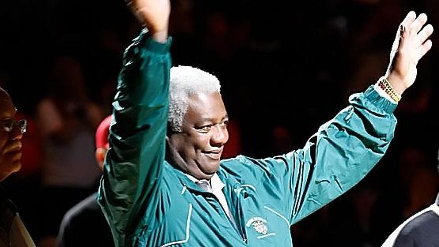 Oscar Robertson, en un dels homenatges que se li han fet els darrers anys