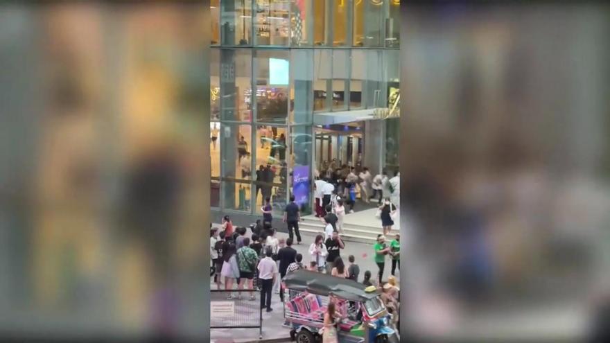 Evacúan un lujoso centro comercial de Bangkok por un tiroteo