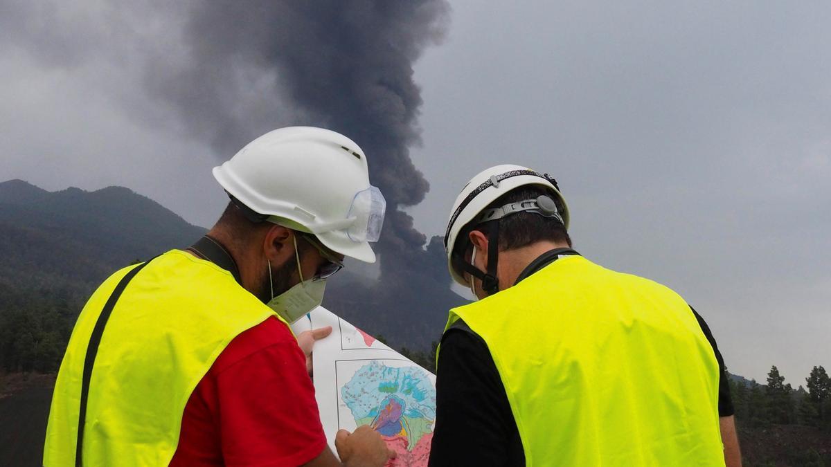 Científicos estudian la erupción volcánica en La Palma.