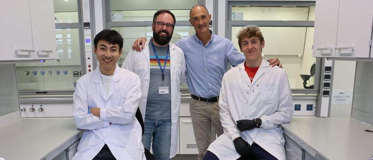 Qiuping Qian, Carlos Renero,Luis Liz Marzán y AndrésSerrano, en su nuevo laboratorio. | // ALBA VILLAR