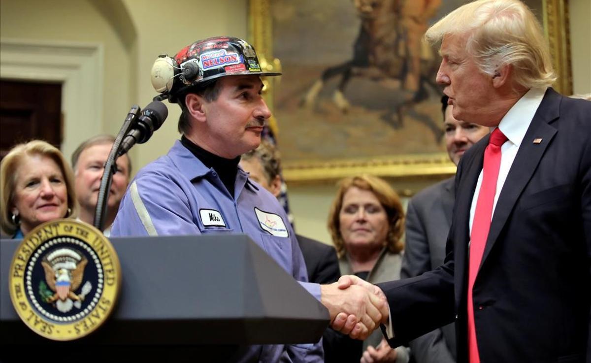 Michael Nelson, minero de carbón, estrecha la mano a Donald Trump en un acto en la Casa Blanca, el 16 de febrero del 2017.