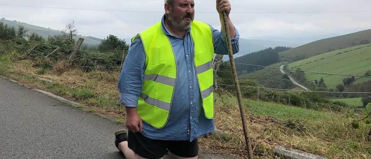 Fernando Álvarez Mon &quot;Cañón&quot;, ayer, en la subida al Acebo de rodillas.