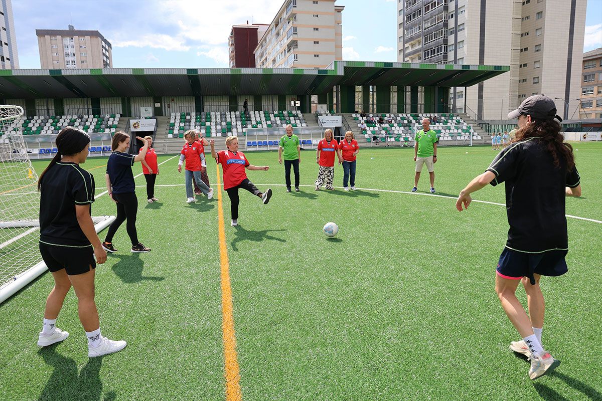 Rondo con el equipo sénior actual del Balaídos