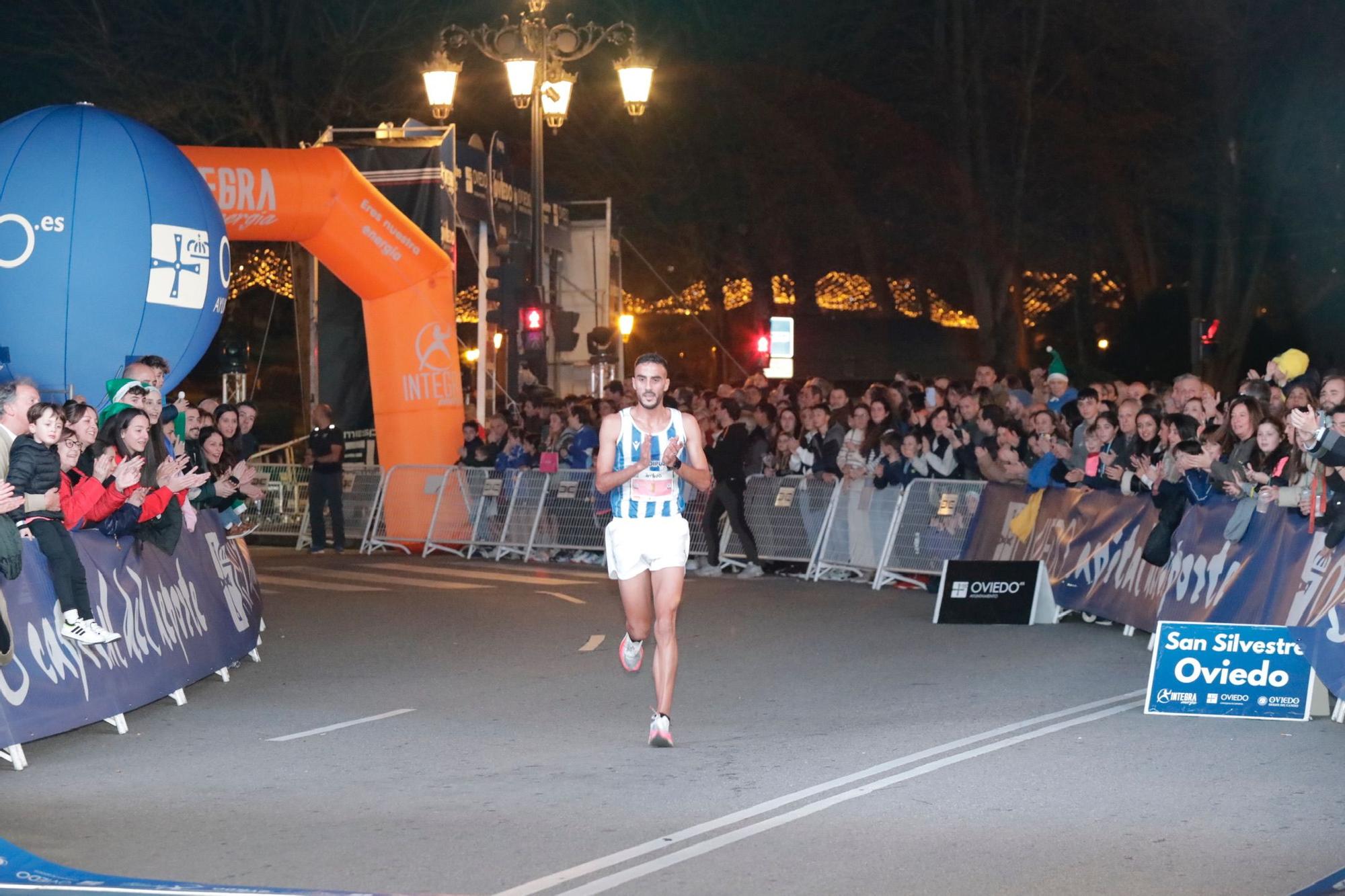 En imágenes: Jaime Bueno (Univerisad de Oviedo) y Mariam Benkert triunfan en la San Silvestre de Oviedo