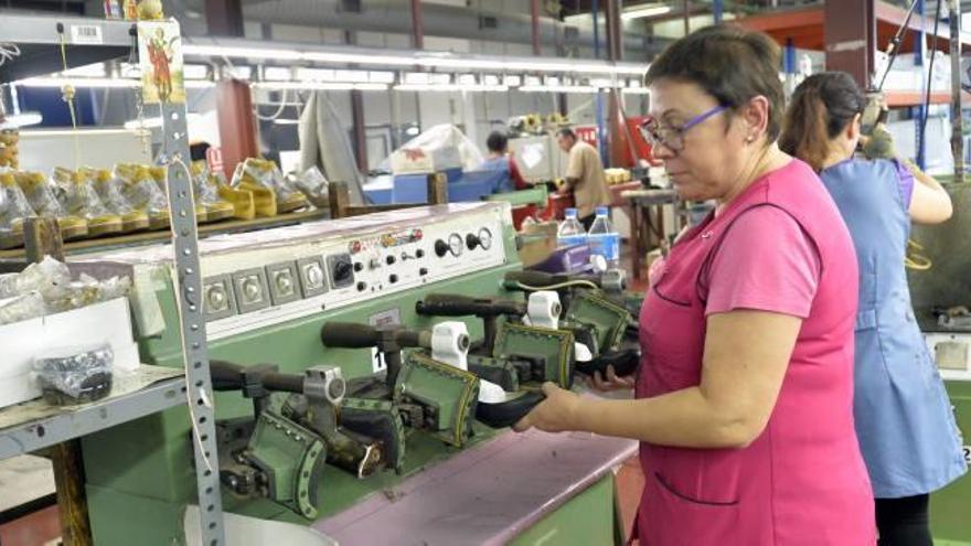 Una trabajadora en una empresa de calzado de Elche.