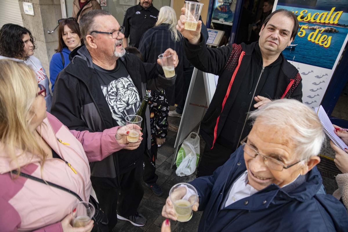 El 89603, primer premio de la Lotería del Niño 2023 se ha vendido en la administración LAnxova Milionària de LEscala, localidad costera de Girona