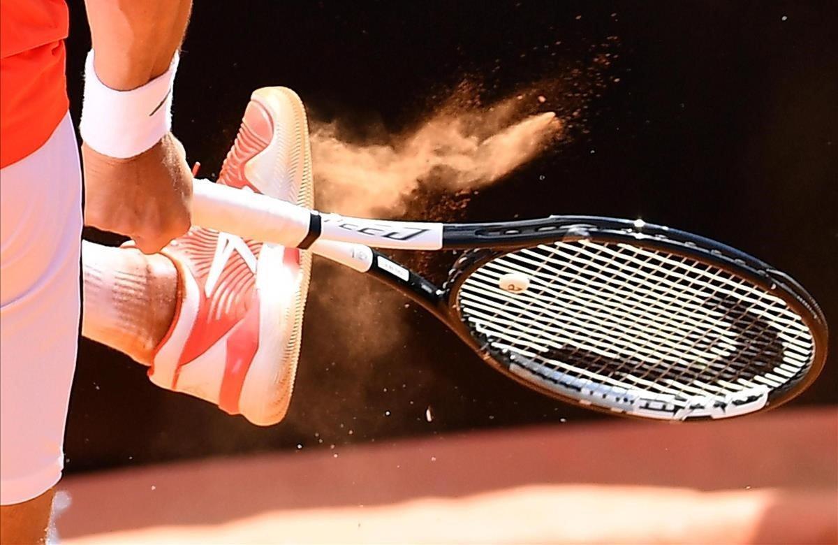 El tenista serbio Novak Djokovic reacciona ante la canadiense Denis Shapovalov durante su encuentro de segunda ronda del Abierto de Roma, este jueves, en Roma, Italia.