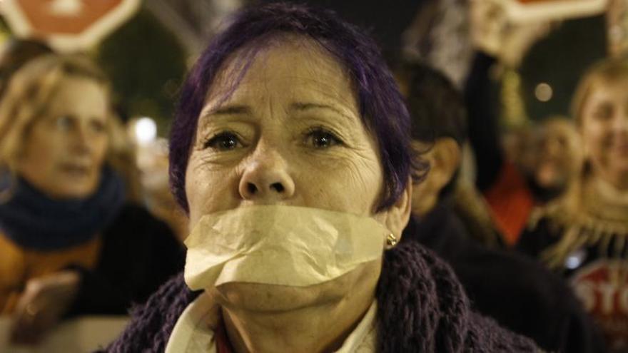 Una mujer protesta contra la &#039;ley mordaza&#039;.