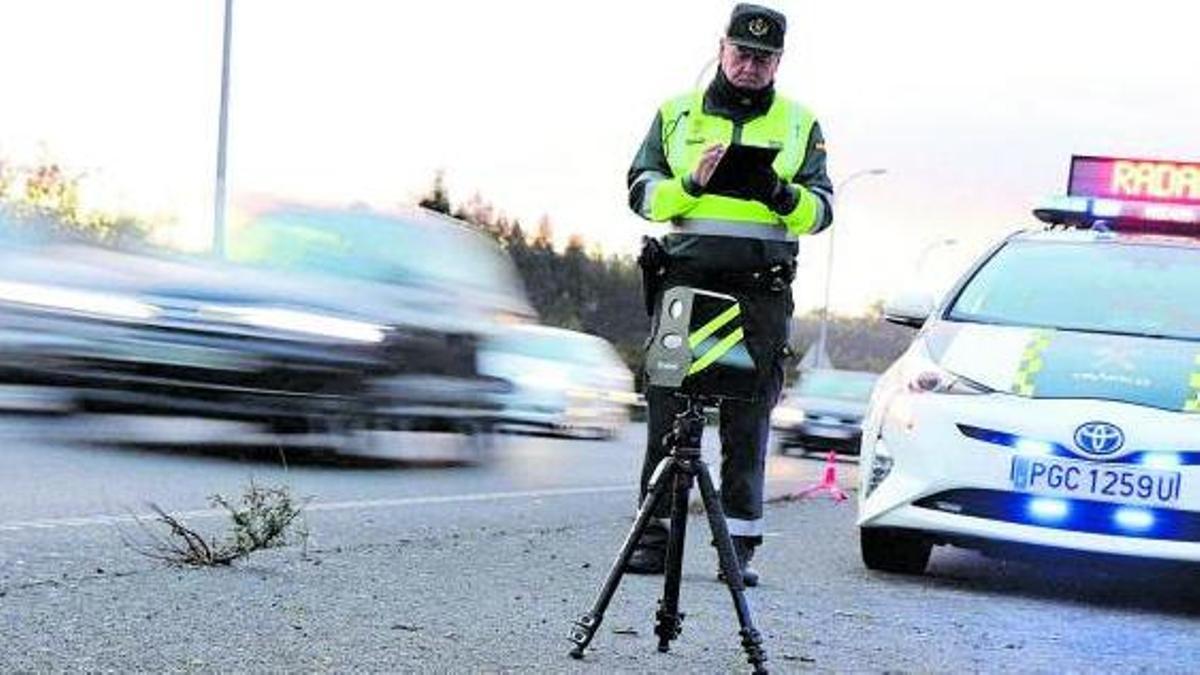 Un agente durante un control de velocidad con el mini radar Velolaser. |   // GUARDIA CIVIL