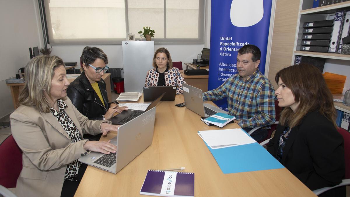 El equipo de la UEO (Unidad Especializada de Orientación) de Xàtiva, con su director Salvador Borràs.