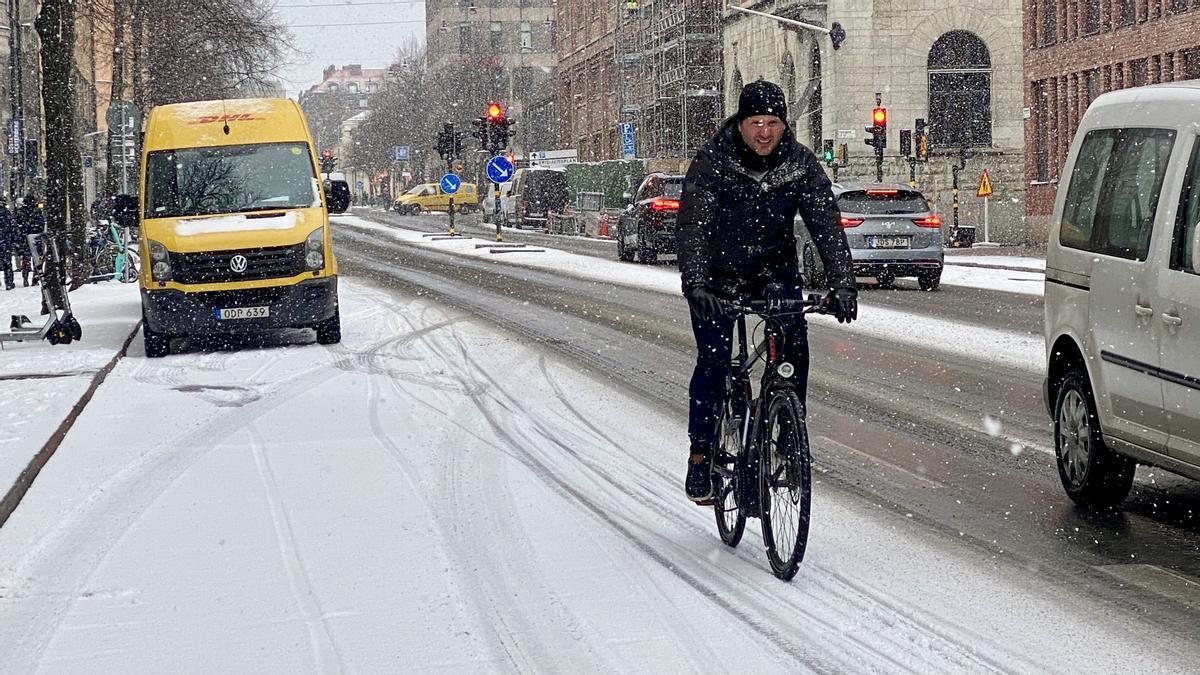 Un ciclista pedalea por las calles de Estocolmo, el pasado 31 de marzo, en plena nevada