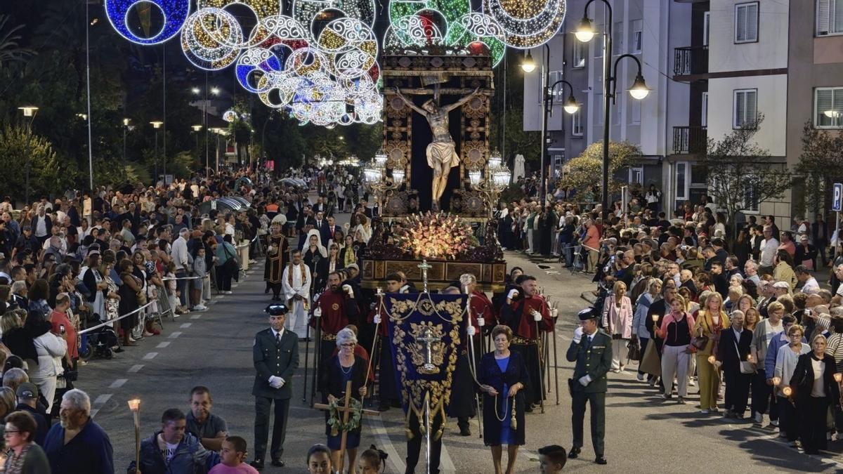 Cangas renovó su fe y devoción por el Cristo del Consuelo en una multitudinaria procesión