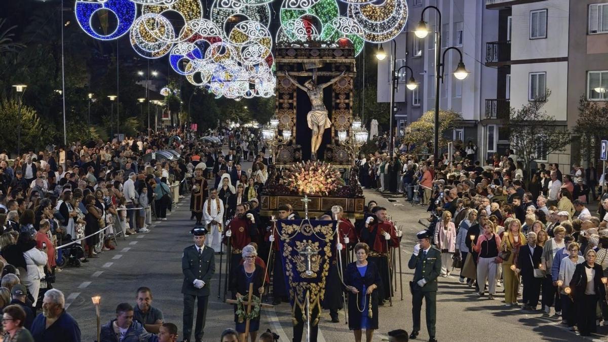 Cangas renueva la devoción en su Cristo con una procesión multitudinaria