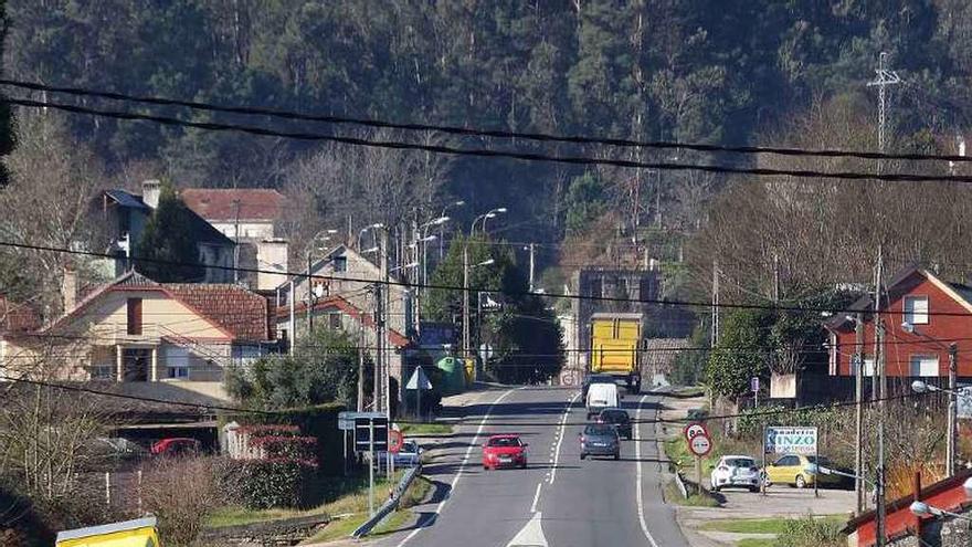 Imagen de una de las intersecciones de la N-120 en Ponteareas. // A.H.