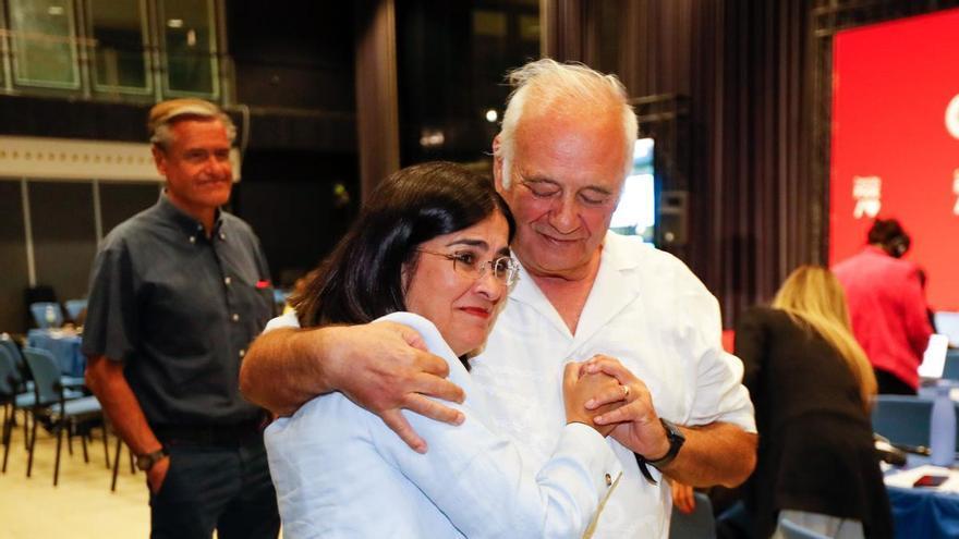 Vídeo: El PSOE contento con su victoria pírrica | Foto: Carolina Darias se abraza a Emilio Mayoral tras conocer su victoria.