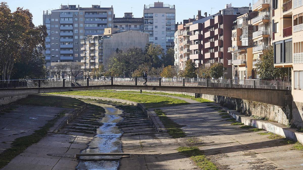 El pont de Bisbe Lorenza de Girona vist des del pont de l'Areny.