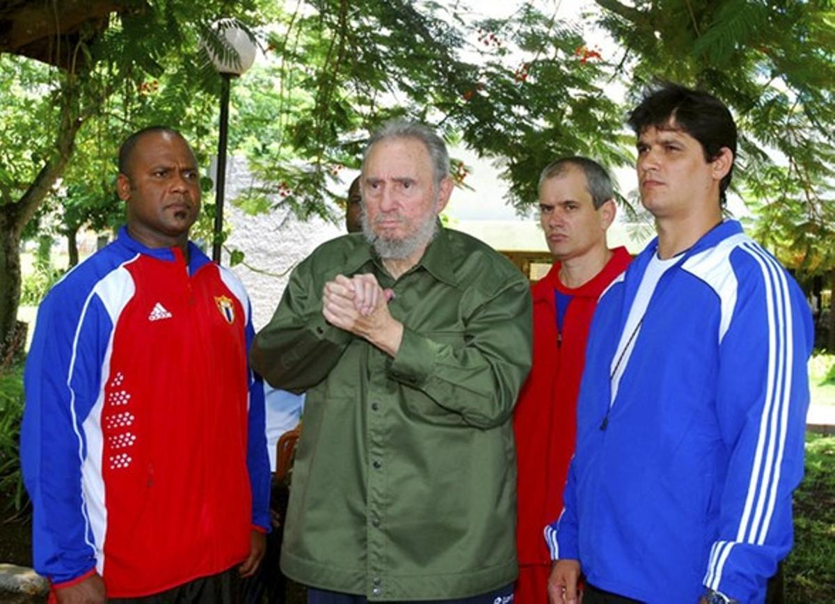 Fidel Castro llueix la tradicional camisa verd oliva durant la seva visita al Mausoleu dels Herois de la Revolució,dissabte, a la ciutat d’Artemisa. Fidel Castro llueix la tradicional camisa verd oliva durant la seva visita al Mausoleu dels Herois de la Revolució,dissabte, a la ciutat d’Artemisa.