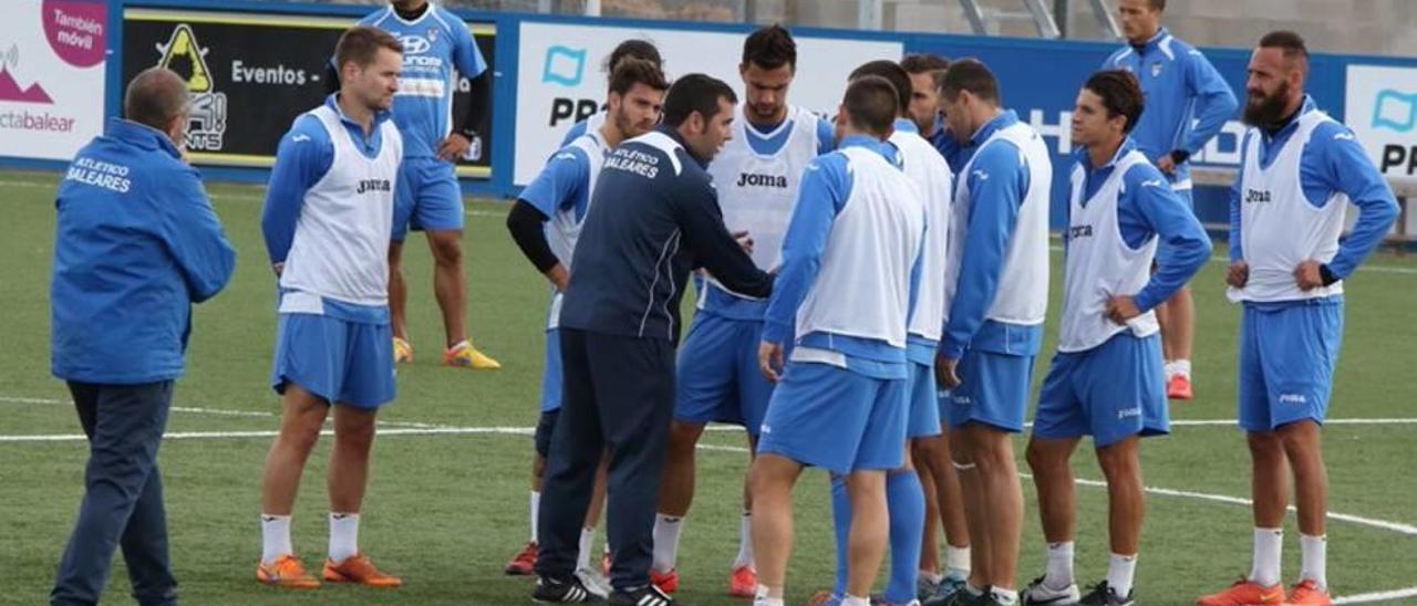 Javi Herreros habla con los jugadores en el entrenamiento de ayer en Son Malferit.