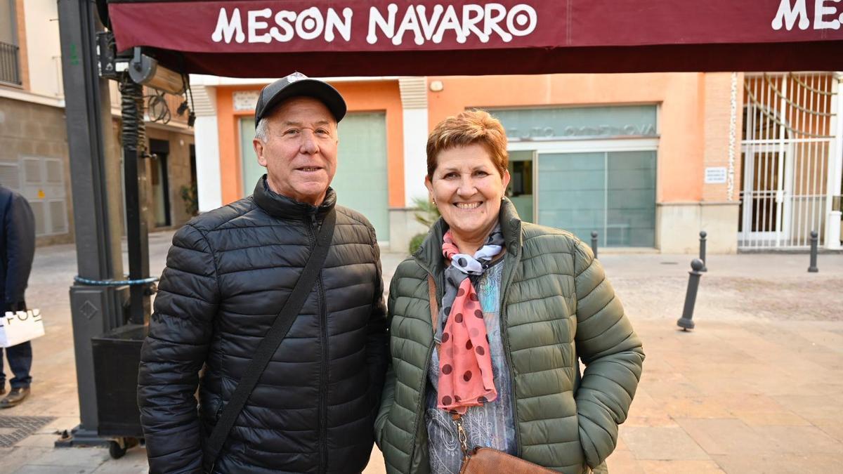 Jesús, con su mujer, en la plaza Tetuán de Castelló, a punto de bajar al refugio antiaéreo.