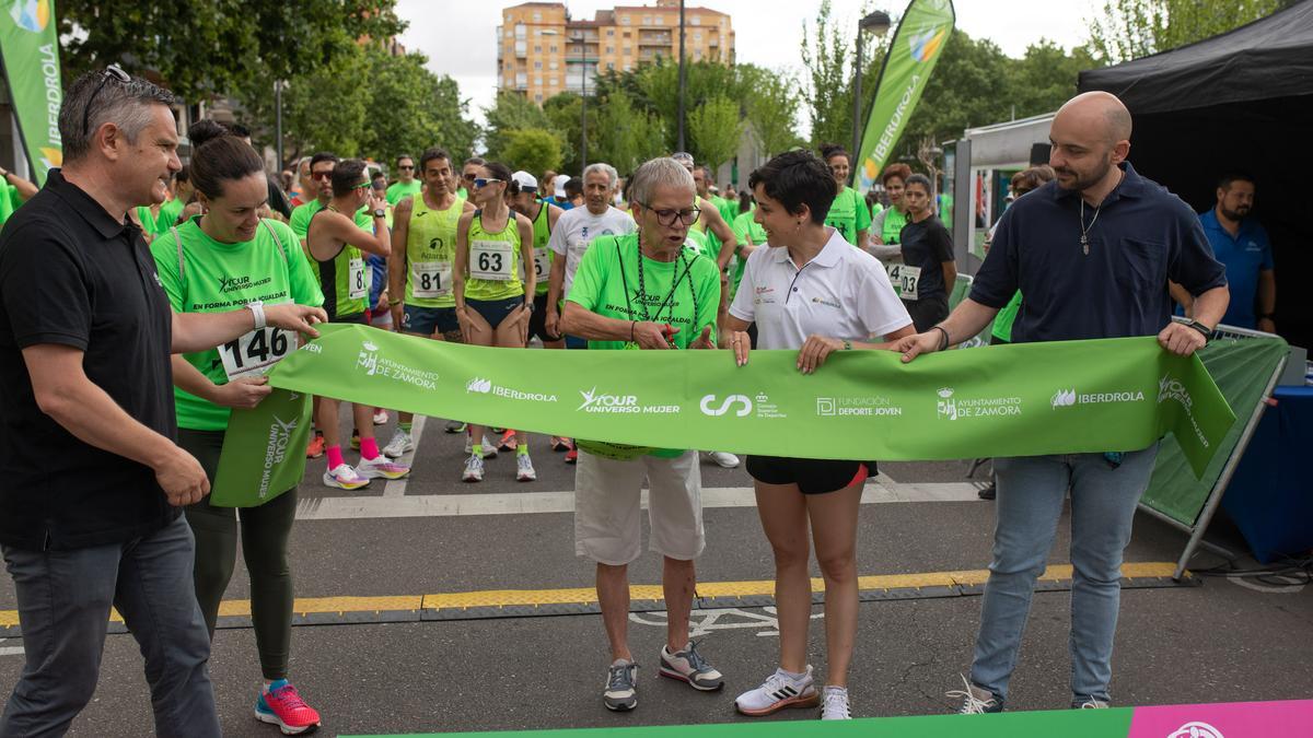 Elisa Yarte, Soledad Codesal, Sara Hurtado y Manuel Alonso cortan la cita al inicio de la carrera.