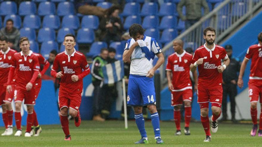 Arribas, del Dépor, lamenta la derrota con el Sevilla.