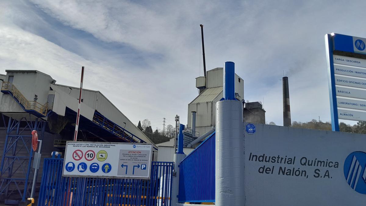 Instalaciones de la empresa en Ciaño, con una grúa al fondo.