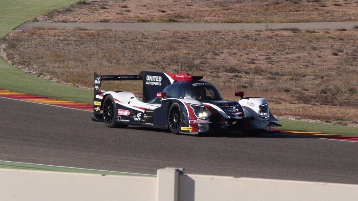 Alonso probando el Ligier JS P217 en el circuito de Aragón.
