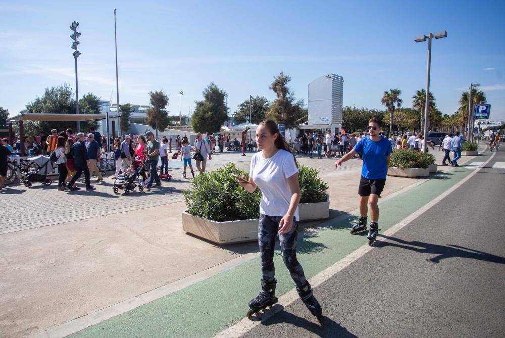 Ambiente festivo en la Marina y las playas por el Día del Pilar