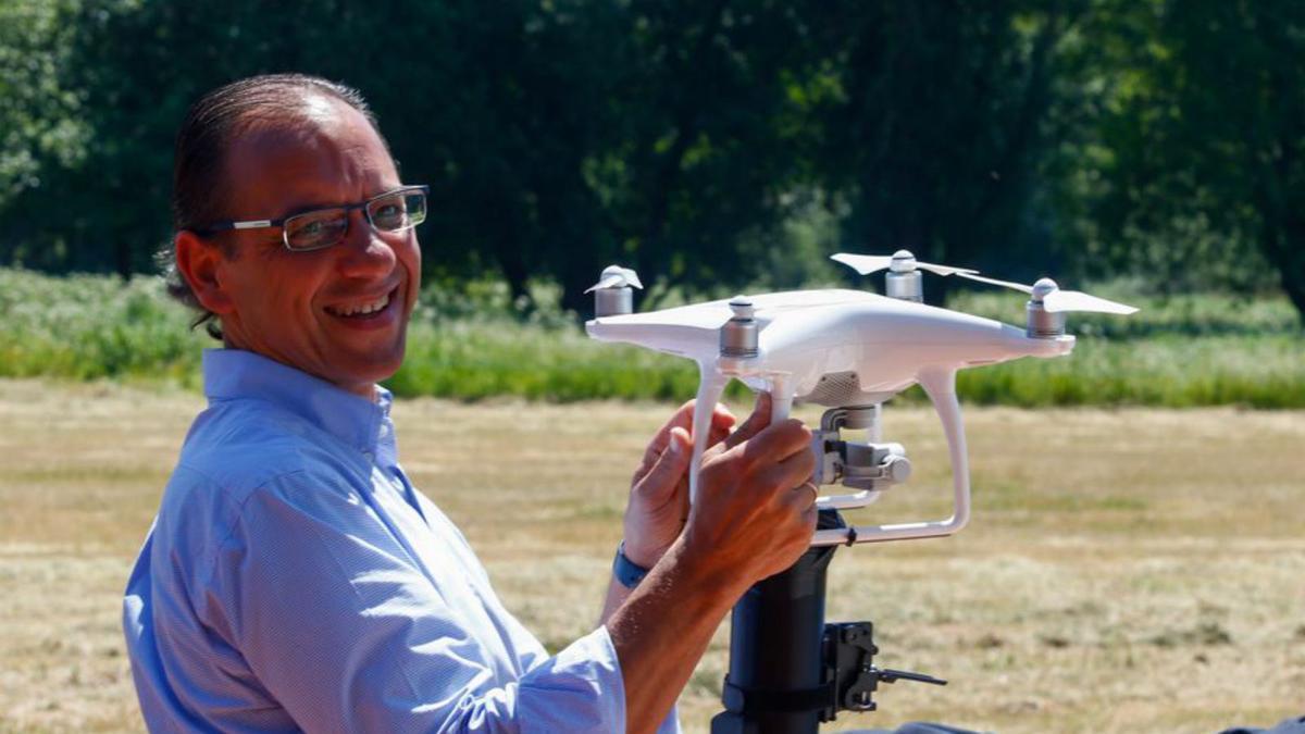 El profesor Bernardo Longa con el dron desde el que lanzó el satélite.