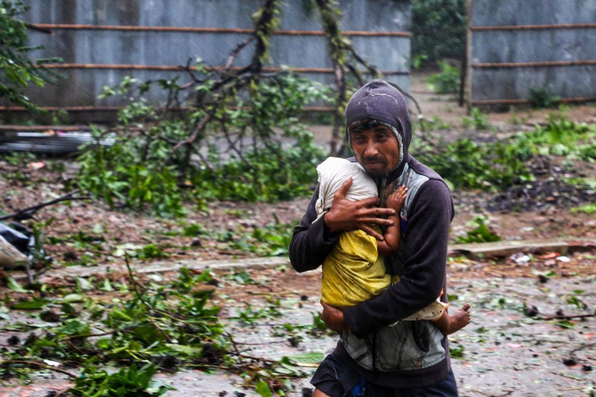 El ciclón Mocha arrasa las costas de Bangladés