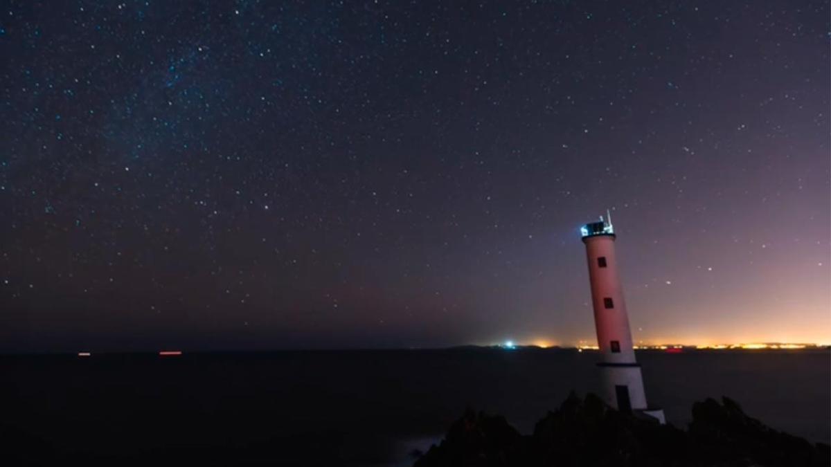 El cielo estrellado detrás del faro de Cabo Home