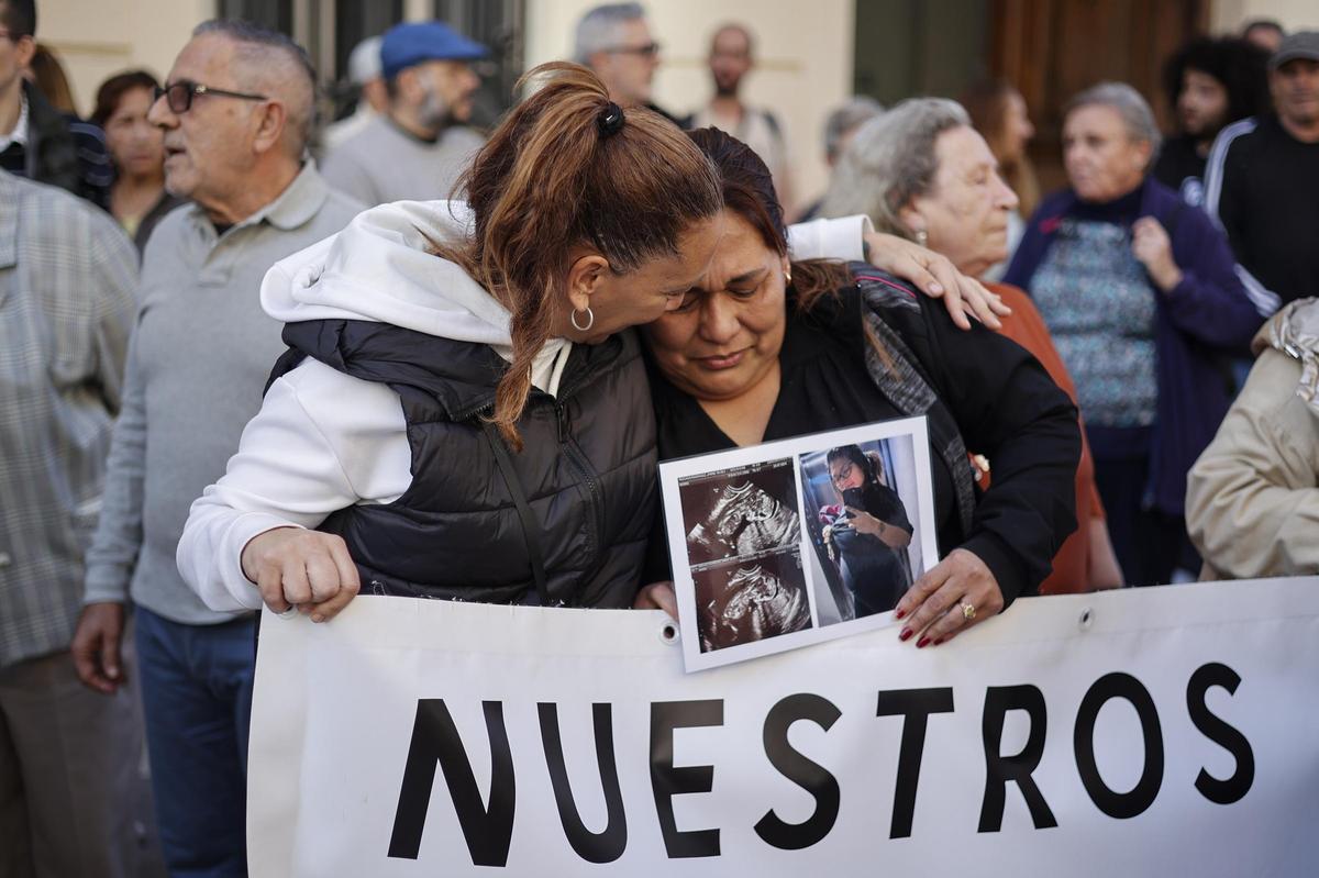 Las víctimas de la dana piden prisión para Mazón al escuchar su declaración desde la calle