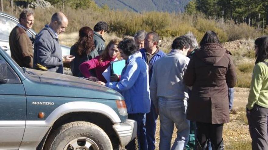 Vecinos de Rábano en la revisión de deslinde territorial realizada anteayer.