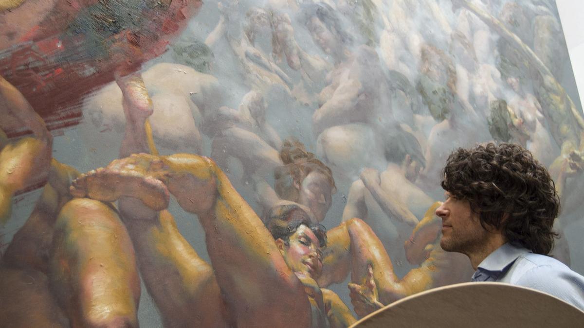 Shane Wolf, ante una de sus obras. Shane Wolf, ante una de sus obras.