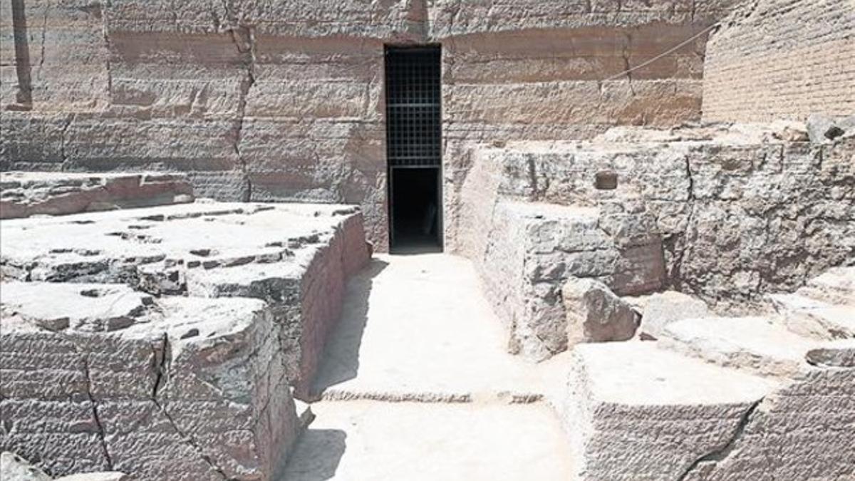 La fachada del complejo funerario de Qubbet El-Hawa, en Asuán. Abajo, daga ritual hallada junto a la momia de un joven de 21 años.