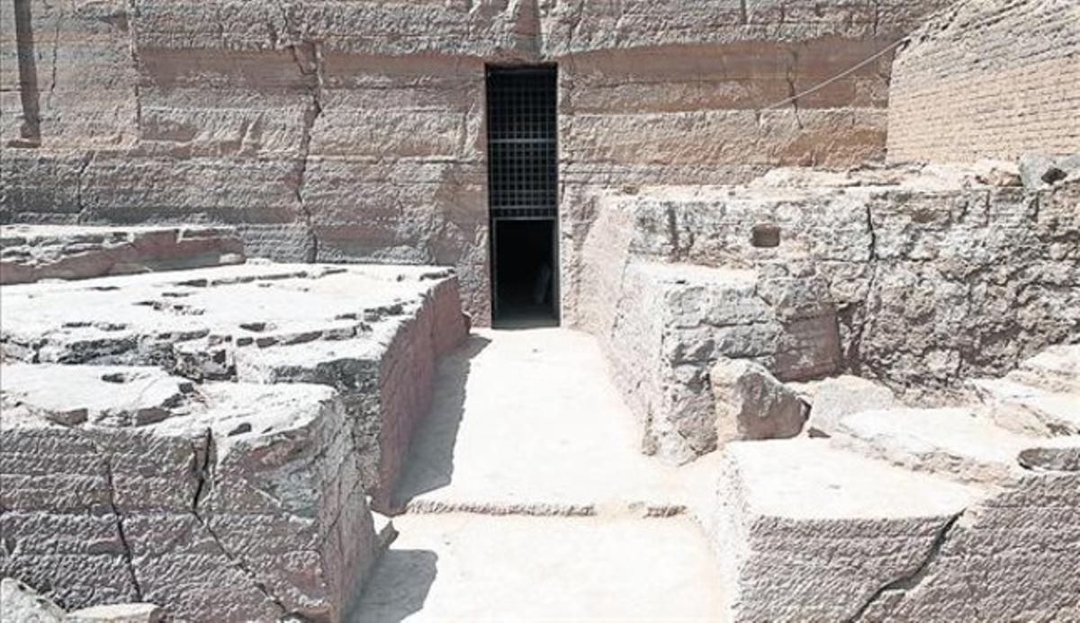 La façana del complex funeraride Qubbet al-Hawa, a Assuan.A sota, daga ritual trobada ambla mòmia d’un jove de 21 anys.