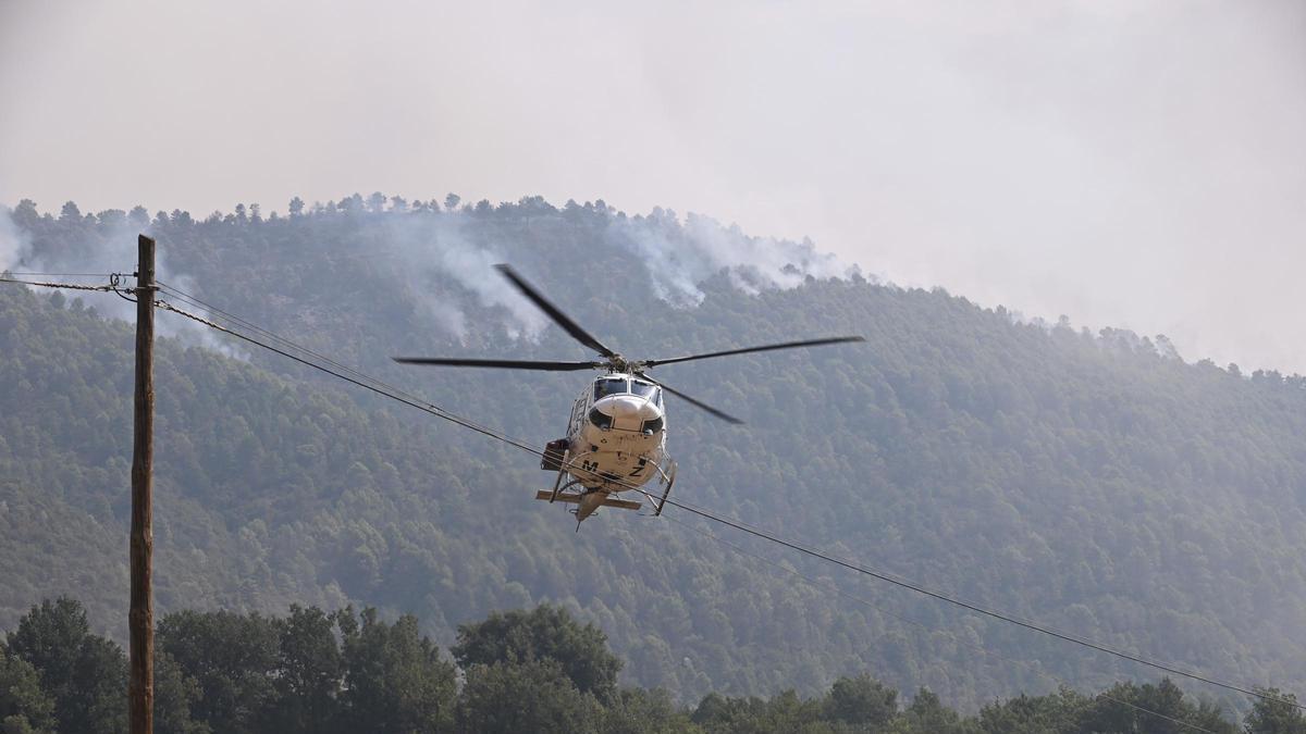 Un helicóptero sobrevuela la zona de un incendio.