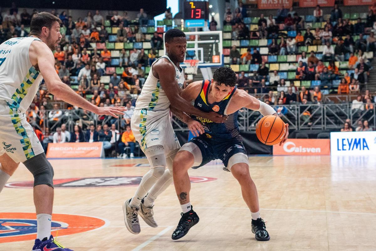 Caio Pacheco aguanta una defensa rival en el último Leyma-Menorca del Coliseum.