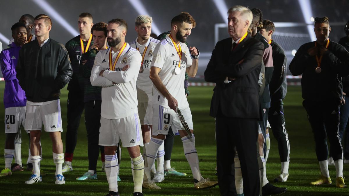 Carlo Ancelotti y los jugadores del Madrid, tras la final de la Supercopa.