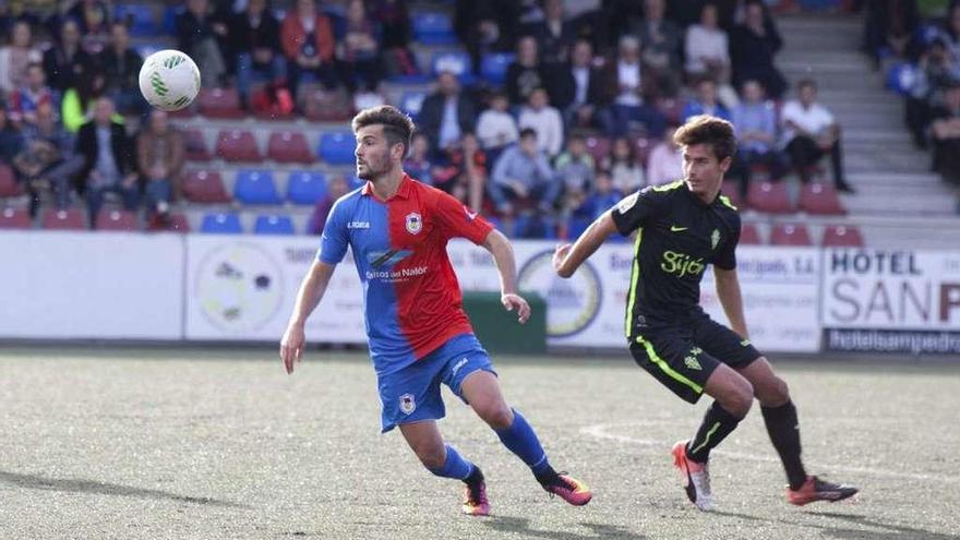 Damián trata de controlar un balón en el encuentro ante el Sporting B.