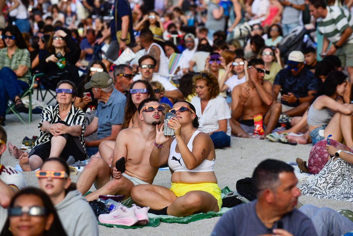 Más de 225.000 personas vivieron el eclipse solar total en las calles de la ciudad Más de 225.000 personas vivieron el eclipse solar total en las calles de la ciudad