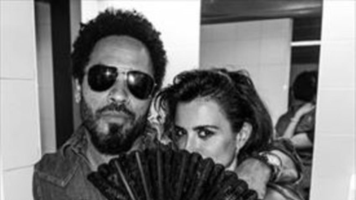 Penélope enseña a usar el abanico a Lenny Kravitz_MEDIA_1