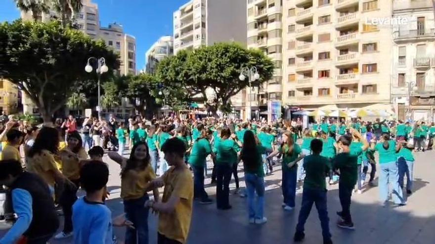 "Musiqueando" llena la Plaza Mayor de Alzira de música, bailes y ritmo