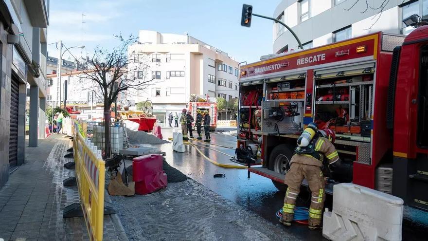 La rotura de una tubería de gas en una obra junto a Sol y Mar obliga a desalojar un edificio en Perillo